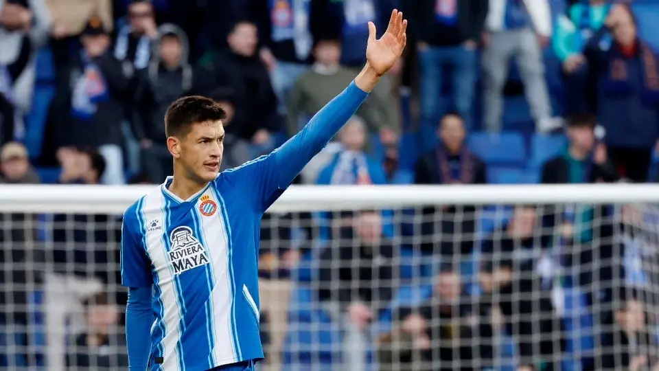 César Montes apunta para jugar con Raúl Jiménez en los Wolves, según prensa española