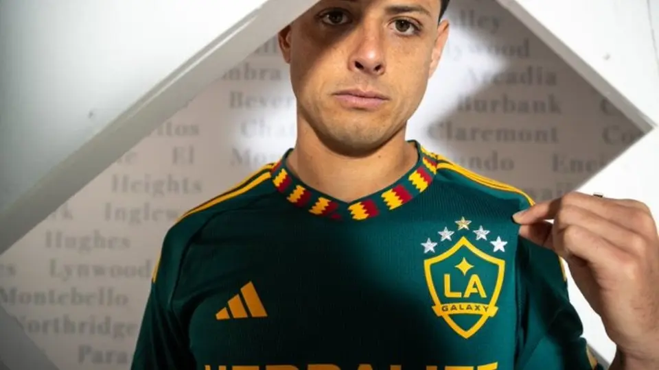'Chicharito' Hernández y LA Galaxy presentaron nuevo jersey alternativo