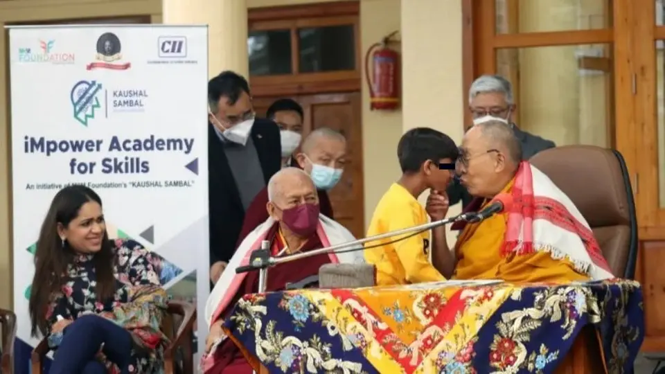 Dalai Lama besa a niño en la boca y después pide que le chupe la lengua