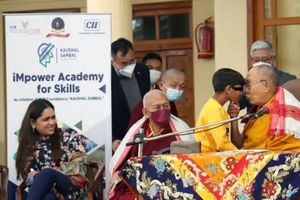 Dalai Lama besa a niño en la boca y después pide que le chupe la lengua