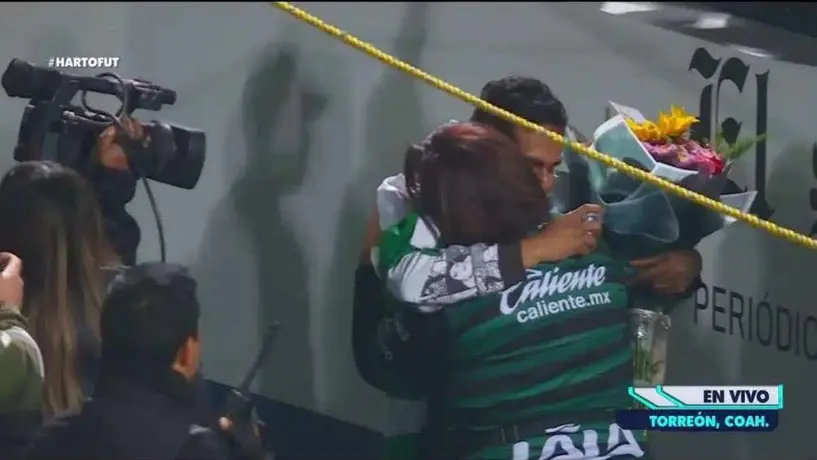 Santos vs América: Pareja se compromete en pleno partido