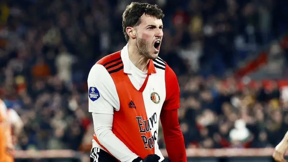 Santiago Giménez recibe increíble ovación de la afición del Feyenoord