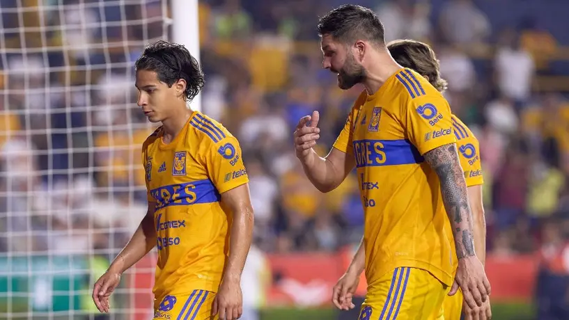 Diego Lainez se hartó de los reclamos de Gignac y le respondió en el partido ante América
