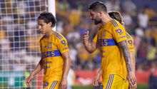 Diego Lainez se hartó de los reclamos de Gignac y le respondió en el partido ante América