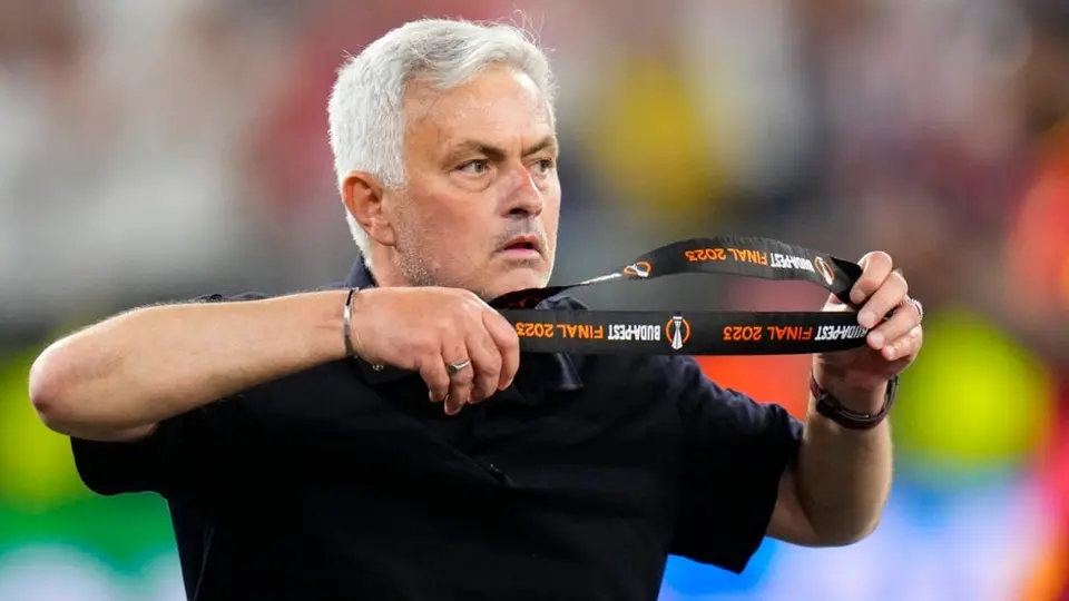 Mourinho confirma permanencia en la Roma; no saldrá este verano