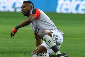 Julián Quiñones es bañado por la afición de Chivas en el Akron