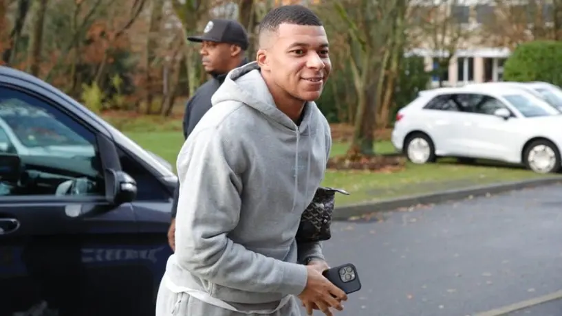 Kylian Mbappé fue captado viendo en su celular al Real Madrid durante evento del PSG