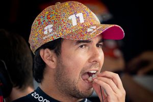 'Checo' Pérez presume casco para el Gran Premio de Canadá inspirado en Indiana Jones