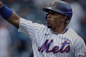 ¡QUÉ LUJO! Francisco Lindor presume guante personalizado de marca exclusiva