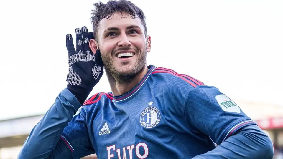 Santiago Giménez, a dos goles de superar marca de 'Chicharito' y Luis García en Europa