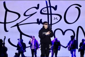 Peso Pluma desprecia obsequio que le dio un fanático durante un concierto