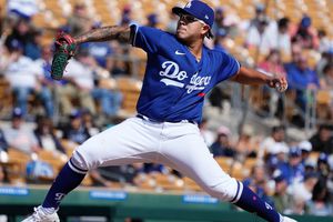 Julio Urías se perfila abrir por Dodgers en día inaugural