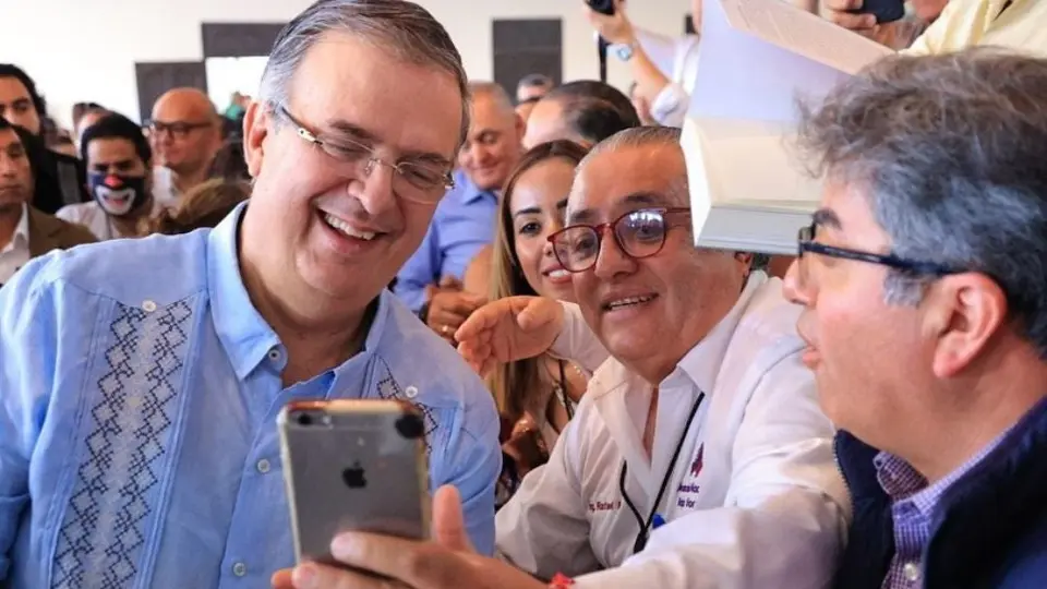 Día de las Madres: Marcelo Ebrard sacó los prohibidos en TikTok y movió el esqueleto como en festival
