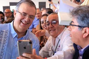 Día de las Madres: Marcelo Ebrard sacó los prohibidos en TikTok y movió el esqueleto como en festival