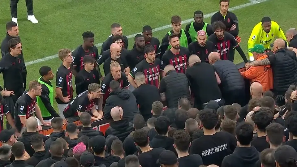 Aficionados del Milán charlan cara a cara con los futbolistas tras la mala racha del equipo