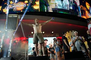 NHL: William Karlsson tuvo una noche de fiesta al festejar el campeonato de los Vegas Golden Knights