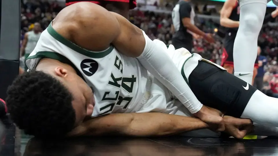 Giannis Antetokounmpo se lesionó y corre riesgo de perderse el Juego de Estrellas