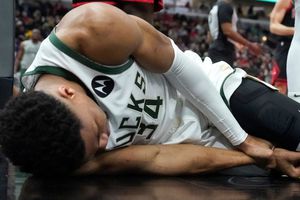 Giannis Antetokounmpo se lesionó y corre riesgo de perderse el Juego de Estrellas