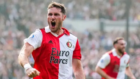 Santiago Giménez anotó ante Go Ahead Eagles y llegó a los 23 goles en su primer temporada en Europa