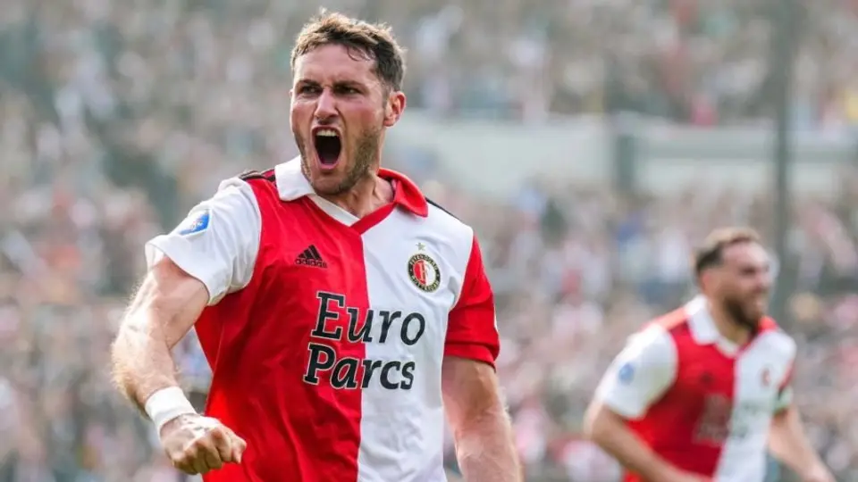 Santiago Giménez anotó ante Go Ahead Eagles y llegó a los 23 goles en su primer temporada en Europa