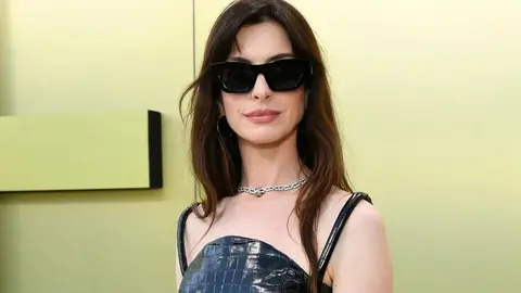 Anne Hathaway presume colección envidiable de autos de lujo