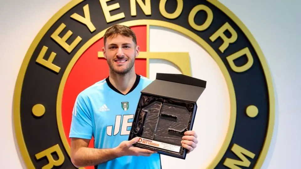 En el Feyenoord piensan que Santiago Giménez se queda una temporada más