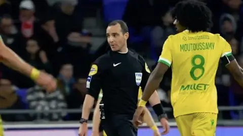 Ligue 1 'copia' idea de Faitelson y pone micrófono a árbitro en el Lyon-Nantes