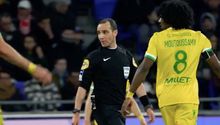 Ligue 1 'copia' idea de Faitelson y pone micrófono a árbitro en el Lyon-Nantes