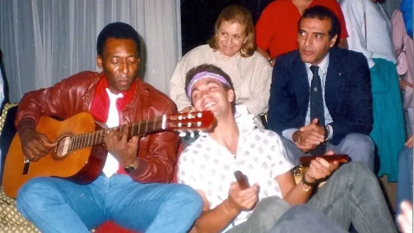 Pelé: Mijares publicó épica imagen con 'O Rei' tocando la guitarra