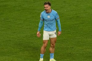 Grealish es captado en festejo durante la madrugada en bar con uniforme del Manchester City