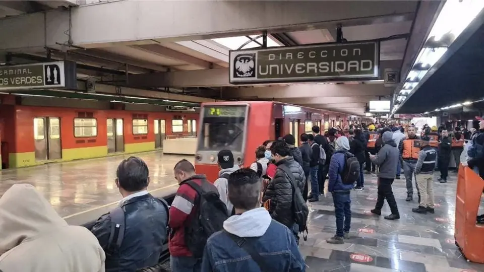 Línea 3 del Metro de la Ciudad de México colapsó por el doble Hoy no circula