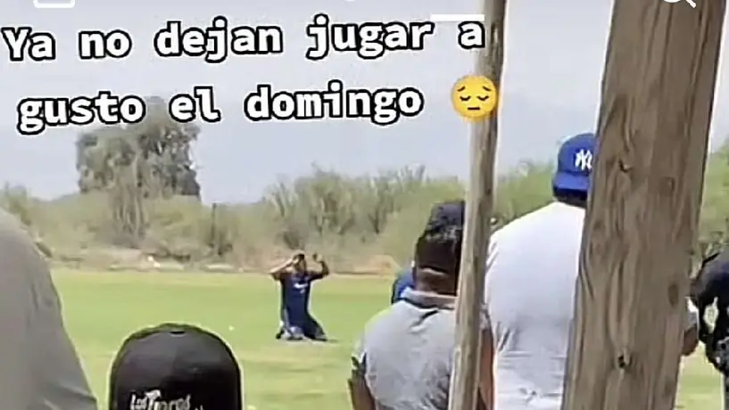 ¡Al penal! Jugador fue arrestado en pleno partido dominical y cobrará otro tipo de falta