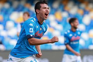 Chucky Lozano: Se toma la foto con un niño y le regala su playera