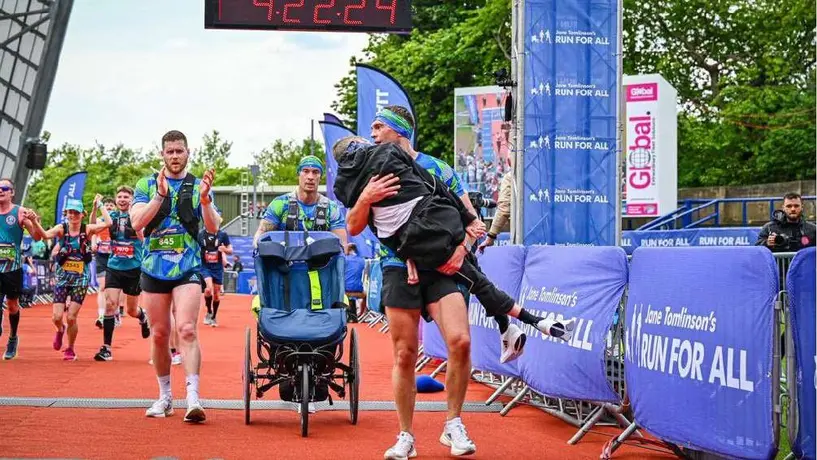 ¡Increíble gesto! Kevin Sinfield cargó a su amigo Rob Burrow en la línea final del Maratón de Leeds