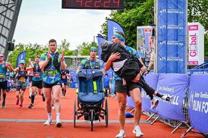 ¡Increíble gesto! Kevin Sinfield cargó a su amigo Rob Burrow en la línea final del Maratón de Leeds