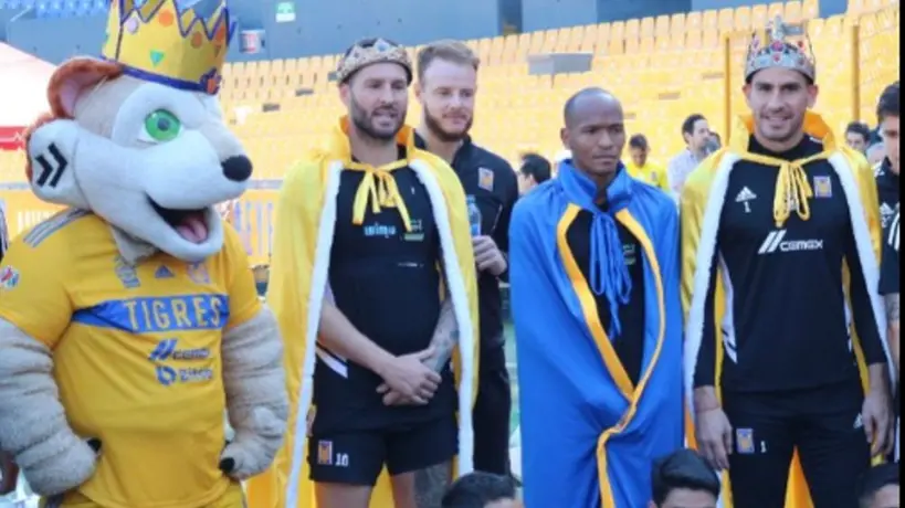 Gignac pagó apuesta a Nahuel y se disfrazaron de Reyes Magos