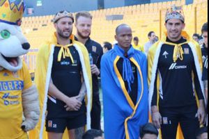 Gignac pagó apuesta a Nahuel y se disfrazaron de Reyes Magos