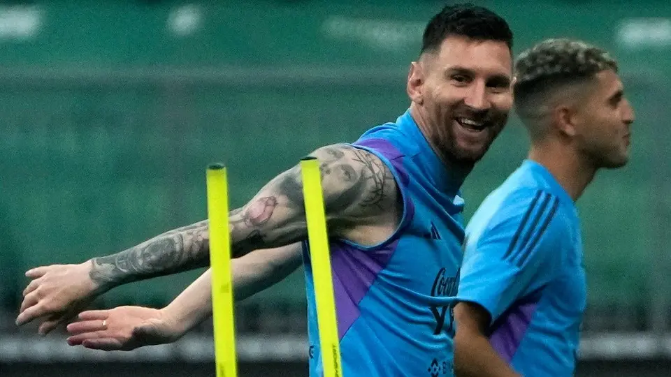 Messi celebra su cumpleaños con golazo de tiro libre en despedida de Maxi Rodríguez