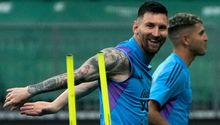 Messi celebra su cumpleaños con golazo de tiro libre en despedida de Maxi Rodríguez