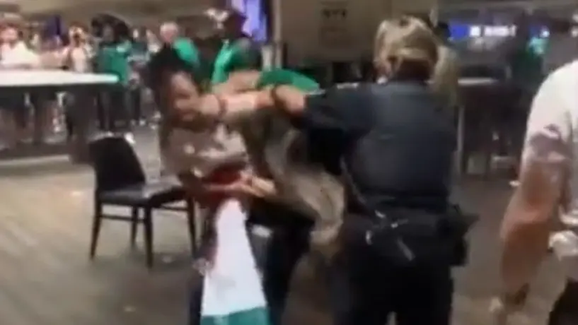 Aficionados mexicanos protagonizan pelea durante el juego del Tri