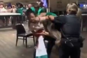 Aficionados mexicanos protagonizan pelea durante el juego del Tri
