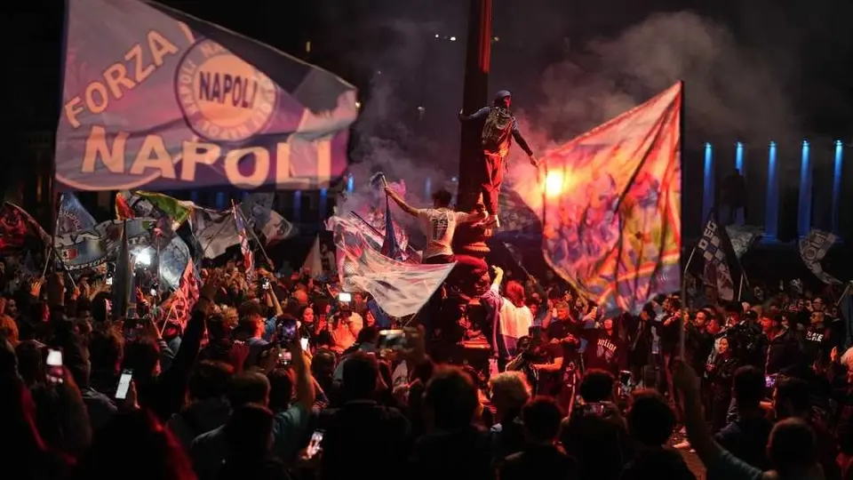¡NAPOLI CAMPEÓN! El equipo del Chuky Lozano levanta el Scudetto tras 33 años de espera