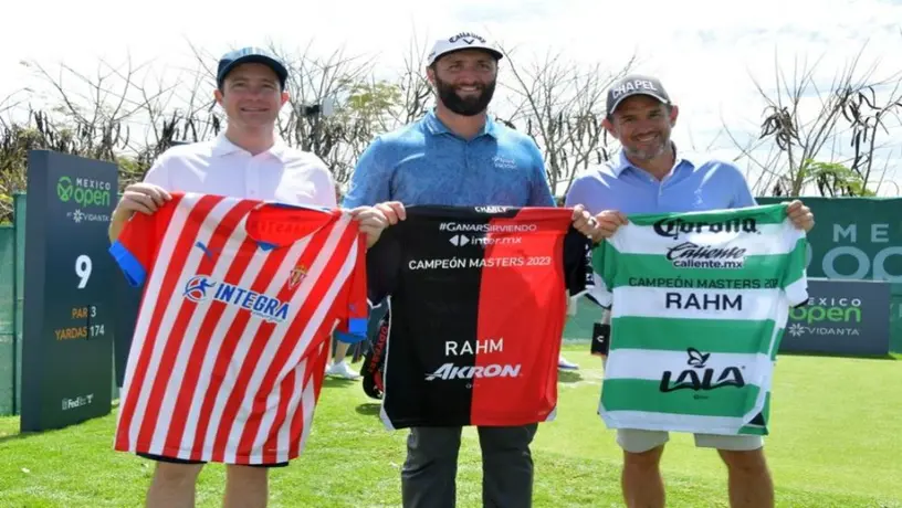Alejandro Irarragorri regala jerseys de Santos y Atlas al golfista Jon Rahm