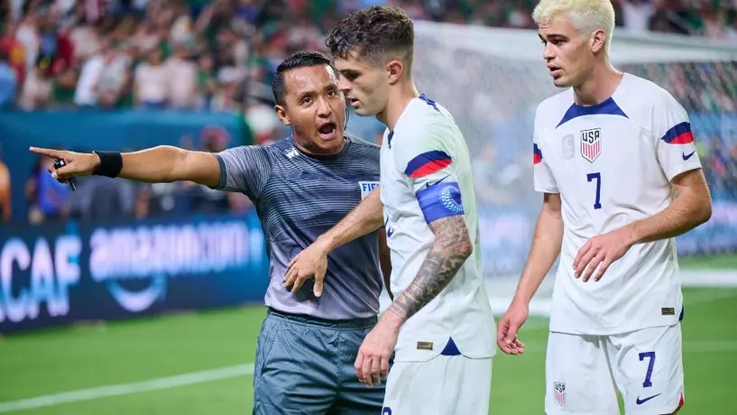 Pulisic recibe tremendo regaño tras 'patear' el banderín de tiro de esquina en juego vs México