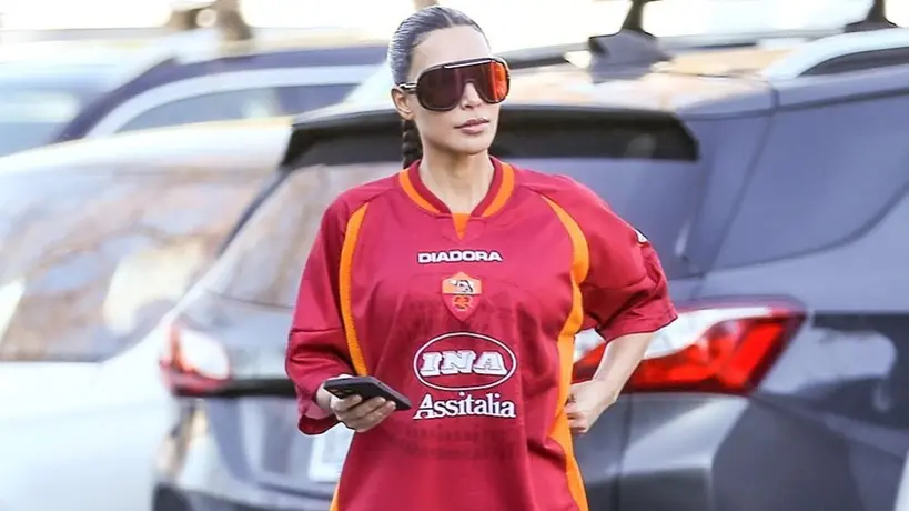 Kim Kardashian sorprendió portando jersey ‘vintage’ de Roma FC