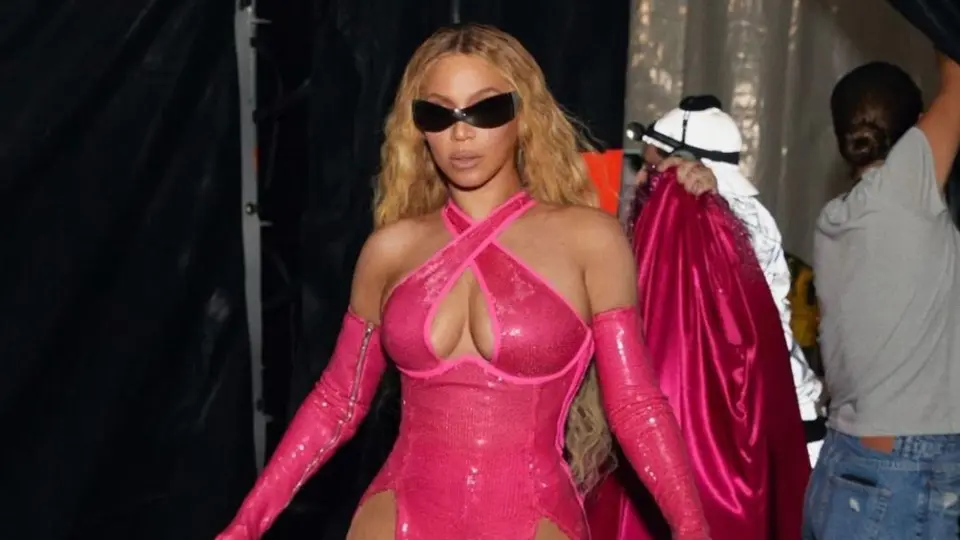 Beyoncé casi enseña de más en su concierto pero uno de sus bailarines la salvó