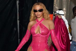 Beyoncé casi enseña de más en su concierto pero uno de sus bailarines la salvó