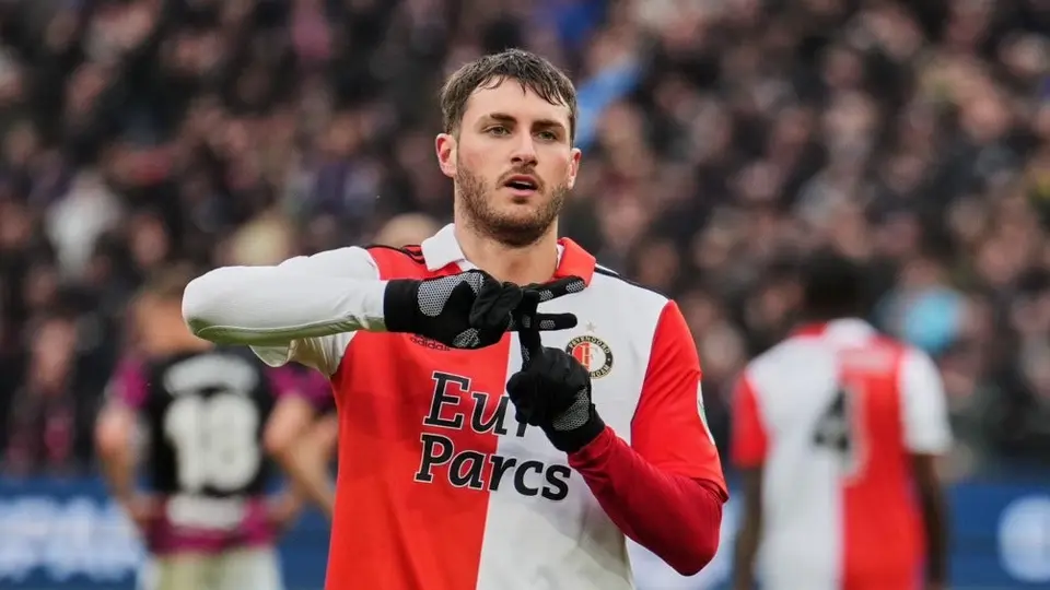 Santi Giménez, derrotado y 'humillado' en dinámica del Feyenoord: ¿Quién lo venció?