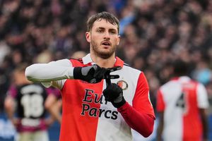 Santi Giménez, derrotado y 'humillado' en dinámica del Feyenoord: ¿Quién lo venció?