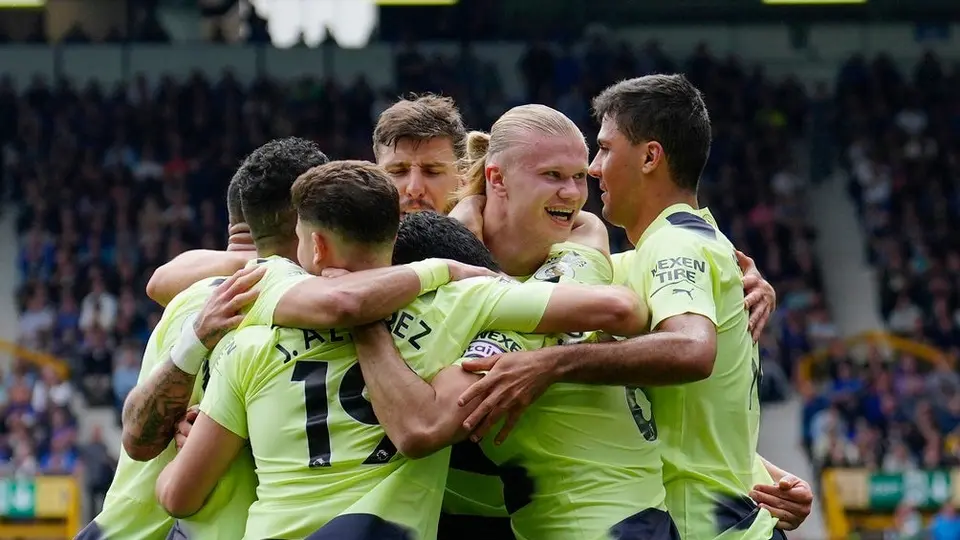 Manchester City gana y queda a tiro de revalidar título de Premier League